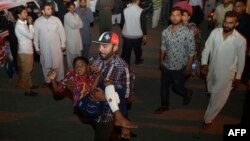 Чоловік несе до лікарні пораненого через вибух хлопчика, Лагор, Пакистан, 27 березня 2016 року