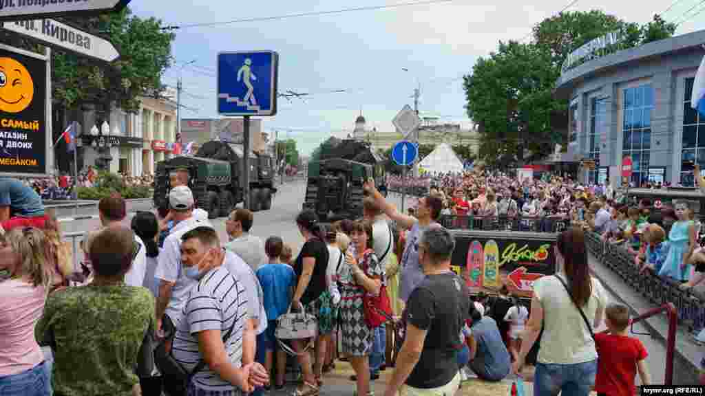По случаю парада в Симферополе был объявлен выходной. Поэтому многие пришли посмотреть на шествие&nbsp;