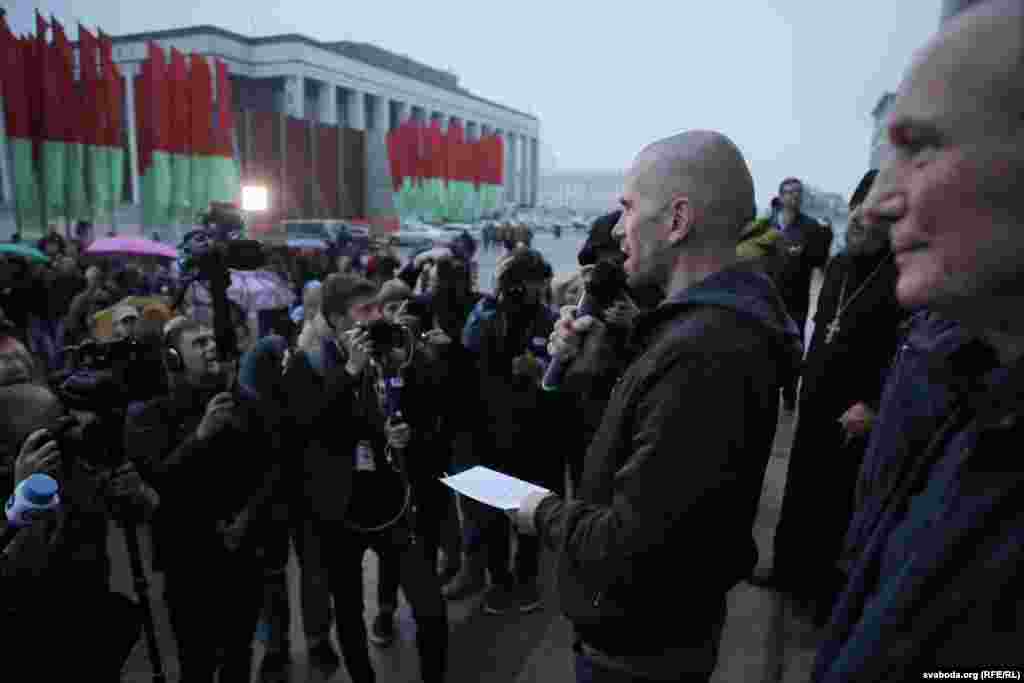 В принятой на митинге резолюции говорится, что белорусские патриоты выступают против втягивания своей страны в противостояние России и Украины и НАТО, а также поддерживают положение Конституции о стремлении Беларуси к нейтралитету.