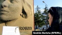 Krasniqi-Goodman viziton memorial "Heroinat" kushtuar viktimave të dhunës seksuale gjatë luftës së fundit në Kosovë.
