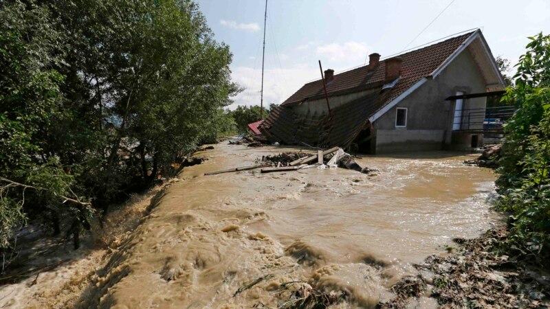 Големи поплави ја зафатија Романијa