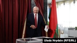 Аляксандар Лукашэнка галасуе на выбарчым участку № 506. Менск, 17 лістапада 2019 году