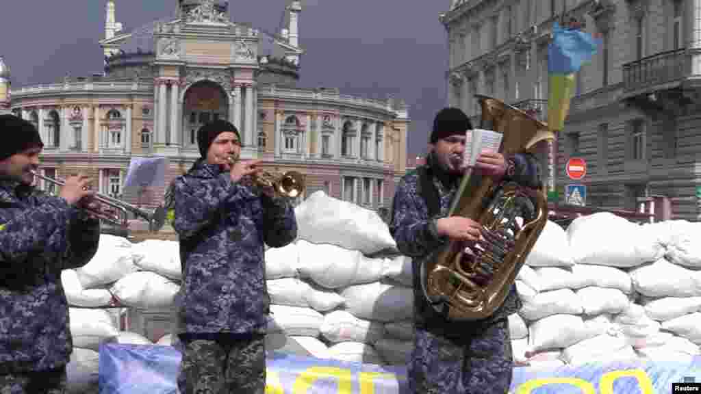 O orchestră militară ține un concert în apropierea Teatrului de Operă și Balet din Odesa, Ucraina.