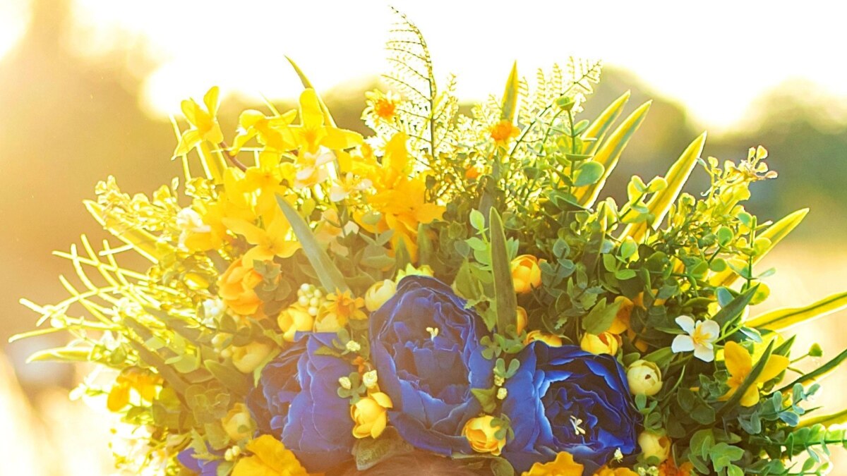 A pensioner with a yellow and blue bouquet was detained in Moscow