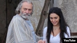 "Ben-Hur" filində türk aktyoru Haluk Bilginer və iranlı aktrisa Nazanin Boniadi.