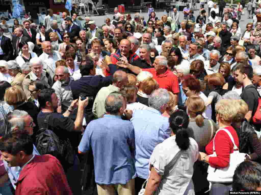 Podjela cvjetića građanima Sarajeva, kao simbol stradanja Bošnjaka tokom rata u BiH, 01.07.2011. Foto: RSE / Midhat Poturović 