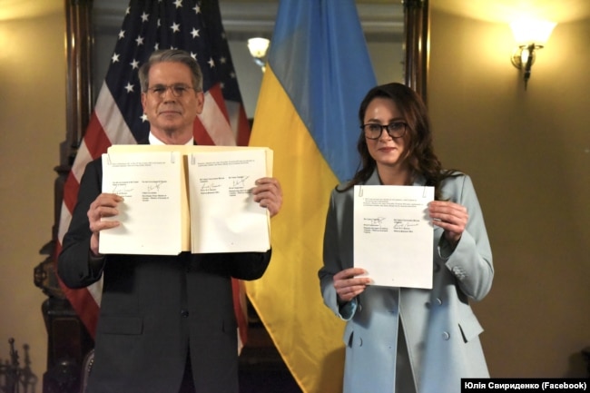 Віцепрем'єр-міністерка та міністерка економіки Юлія Свириденко під час підписання меморандуму про намір укласти угоду про спільний видобуток українських корисних копалин зі США