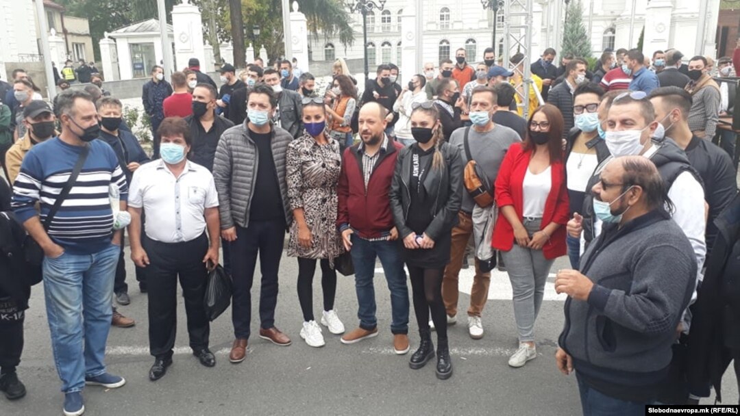 Архивска фотографија од првиот протест на музичарите пред Влада