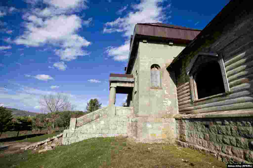Tikilişində mıxdan istifadə olunmadan sadəcə odun materiallardan hazırlanan bu saray sonralar xəstəxana, saray və s. məqsədlərlə istifadə olunsa da zamanında Çarın ov zamanı gecələmək üçün istifadə etdiyi məkan idi.