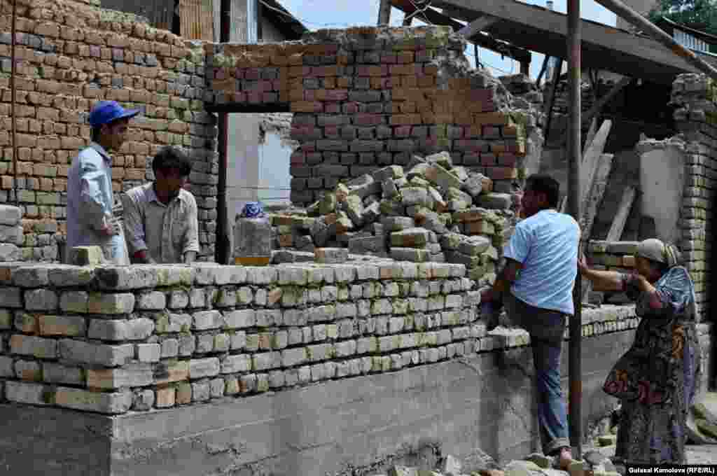 Навоий кўчасида одамлар ўзлари қурилишни бошлаб юборишди