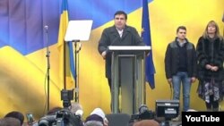 Бывший президент Грузии и бывший губернатор Одесской области Украины Михаил Саакашвили выступает перед своими сторонниками в Киеве, 27 ноября 2016 года.