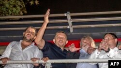 Robert Fico (középen) választási győzelmét ünnepli Pozsonyban, pártja, a SMER főhadiszállásán 2023. október 1-jén
