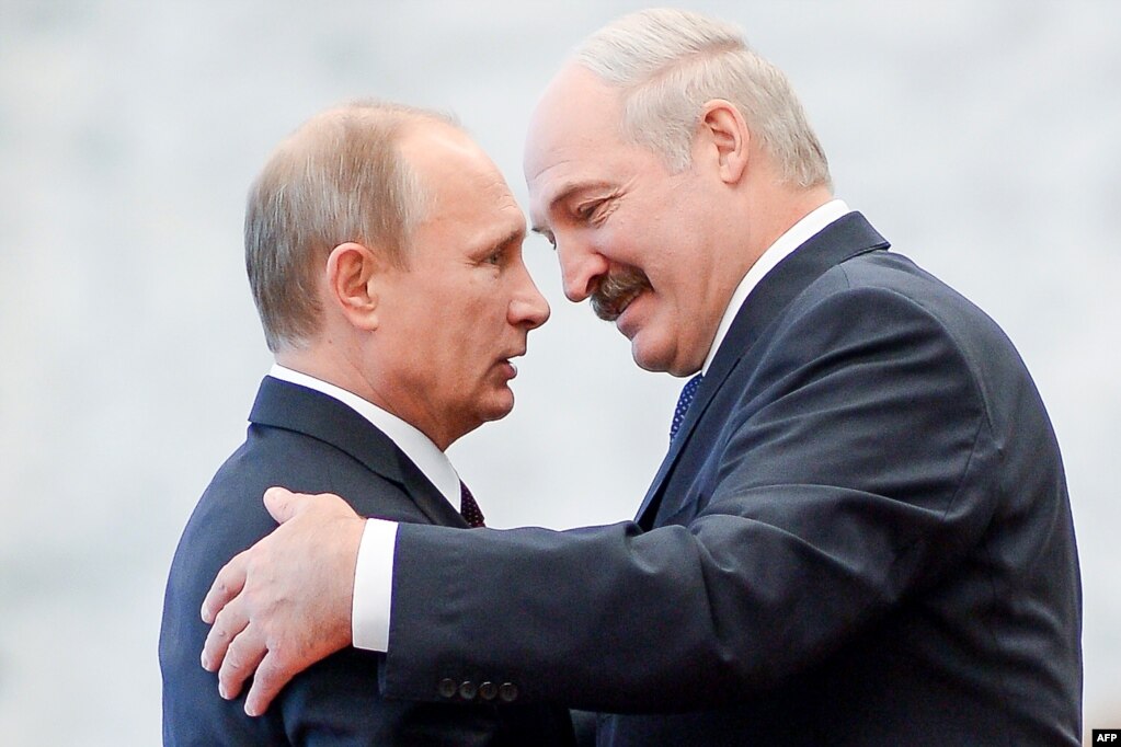 Александр Лукашенко встречает Владимира Путина во время саммита стран СНГ в Минске. & Nbsp;