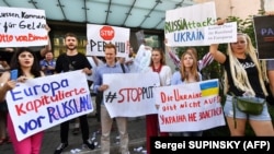 Activiști ucraineni au protestat în fața ambasadei Germaniei la Kiev, față de reprimirea Rusiei în Adunarea Parlamentară (PACE/APCE) a Consiliului Europei.