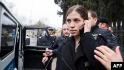 Pussy Riot խմբի անդամ Նադեժդա Տոլոկոննիկովան բերման է ենթարկվում, 18-ը փետրվարի, 2014