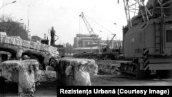 1985. Decopertarea planșeului Dâmboviței, se vede extragerea structurii din anii '30 pentru reamenajarea albiei. Pe fundal, Hala Mare (urma să fie demolată în 1986) și Magazinul Unirea (deschis în 1976). Planșeul Unirii