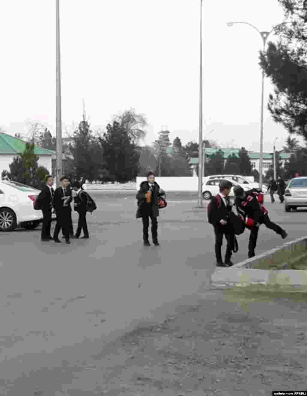 Mekdepden soňra öýlerine gaýdyp barýan okuwçylar