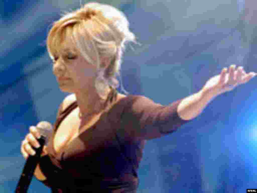 UAE -- Iranian singer "Googoosh" performs in Dubai, 26Mar2008 