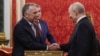 Президент Росії Володимир Путін (праворуч) вітає спеціального посланника США Стіва Віткоффа (ліворуч), 5 вересня 2026 року 