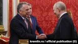 Президент Росії Володимир Путін (праворуч) вітає спеціального посланника США Стіва Віткоффа (ліворуч), 5 вересня 2026 року 