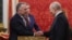 Президент Росії Володимир Путін (праворуч) вітає спеціального посланника США Стіва Віткоффа (ліворуч), 5 вересня 2026 року 