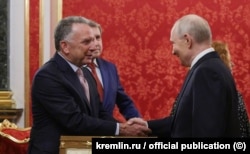 За день до Києва: Стів Віткофф тисне руку Володимиру Путіну в Москві. Зліва за Вікоффом помічник Путіна Юрій Ушаков, який бачить «успіхи» російської армії в Україні