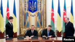 Նախագահներ Վիկտոր Յանուկովիչը և Իլհամ Ալիևը ներկա են ադրբեջանա-ուկրաինական համաձայնագրերի ստորագրման արարողությանը։ Կիև, 18 նոյեմբերի, 2013թ.
