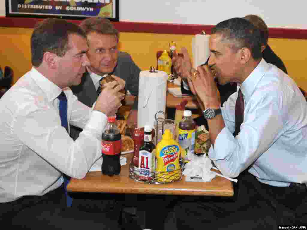 U.S. President Barack Obama and Russian President Dmitry Medvedev chow down at Ray's Hell Burger in Arlington, Virginia, on June 24, during Medvedev's visit to Washington. (Photo by Mandel Ngan/AFP)