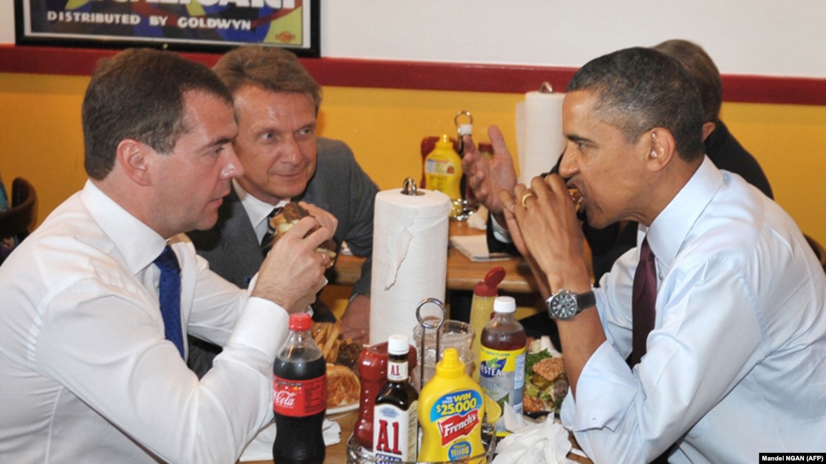 Obama, Medvedev Seal Successful 'Reset' With Burgers And Fries(02)