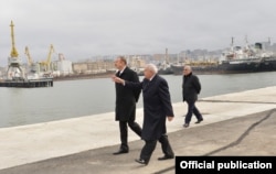 Президент Азербайджана Ильхам Алиев (в центре) на церемонии открытия судоремонтного завода. 4 марта 2013 года.