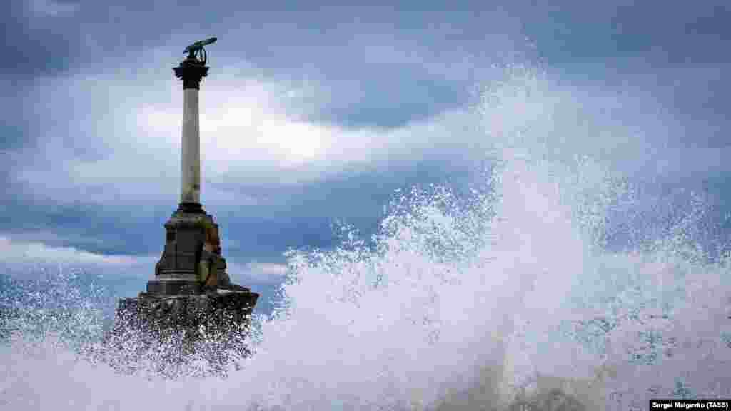 Памятник затопленным кораблям. Девятиметровый бронзовый монумент появился в 1905 году к 50-летию первой обороны Севастополя. В сентябре 1854 года российские войска затопили семь старых кораблей, что сделало невозможным вход англо-французского флота в Севастопольскую бухту