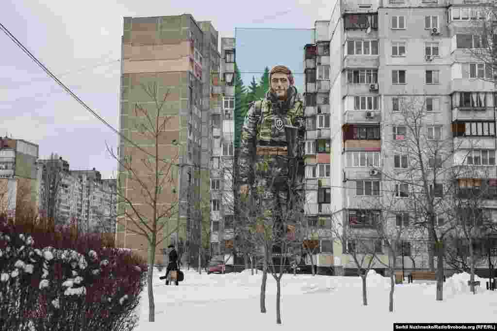 На проспекті Червоної Калини в Києві є мурал, на якому зображений боєць у повний зріст.Це – Максим «Бокс» Бордусь – чемпіон України з кікбоксингу WAKO, фанат київського «Динамо», військовий полку «Азов». Максим загинув 11 червня 2023 року у важкому бою біля села Мала Токмачка Запорізької області