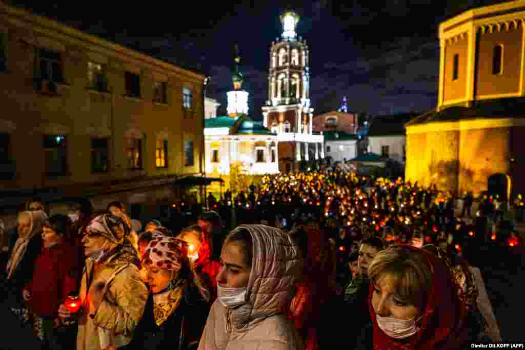 Віряни під час Великоднього богослужіння у Високо-Петровському монастирі в Москві, Росія. 2 травня 2021 року