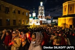 Вярващи посрещат Великден пред манастира "Високо-Петровски" в Москва