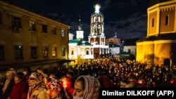 Верующие на пасхальном богослужении в Высоко-Петровском монастыре в Москве, 2 мая 2021 года