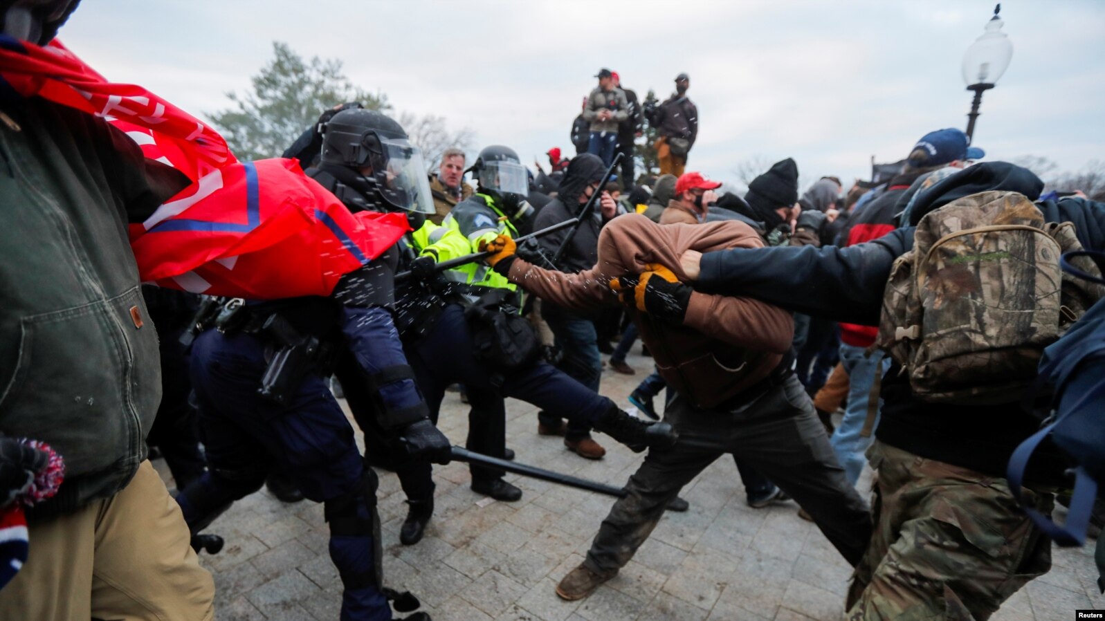 Сблъсъците между протестиращи и полиция.