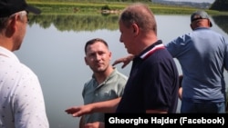 Ministrul Mediului, Gheorghe Hajder (centru), la stația de captare a apei din Hotin, în timpul unei vizite în Ucraina, în contextul secetei de pe Nistru, 5 august 2026
