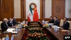 Kineski ministar spoljnih poslova Vang Ji (desno) rekao je iranskom kolegi Mohamadu Džavadu Zarifu (levo) da će odnosi Pekinga s Teheranom biti "trajni i strateški".