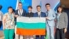 Дамян Иванов (вторият отляво) заедно с националния отбор на България на Международната олимпиада по химия в Дубай, 13 юли 2025 г.