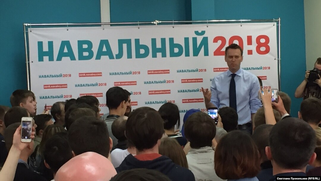 Алексей Навальный на открытии предвыборного штаба в Пскове. 28 мая 2017 г.