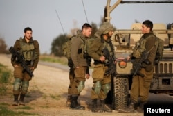 Ізраїльські солдати стоять біля військового джипа поблизу кордону з південним периметром сектора Газа. Ізраїль, 17 лютого 2018 року.