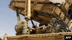 Un artilerist al armatei SUA, efectuează lucrări de întreținere la un sistem de rachete MIM-104 Patriot, undeva în Orientul Mijlociu. Nevoia de echipament pentru războiul cu Iranul defavorizează Ucraina, care cere mereu noi dispozitive Patriot de la SUA.
