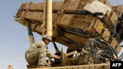 Un soldat american efectuează lucrări de întreținere la un sistem de rachete MIM-104 Patriot (fotografie de arhivă)