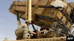 Американський військовий обслуговує систему Patriot у неназваному місці на Близькому Сході. 1 червня 2026 року