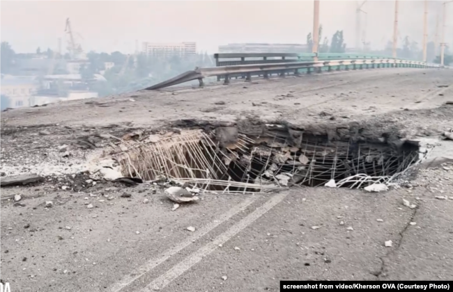 Пошкоджений міст біля мікрорайону Острів у Херсоні, серпень 2025 року