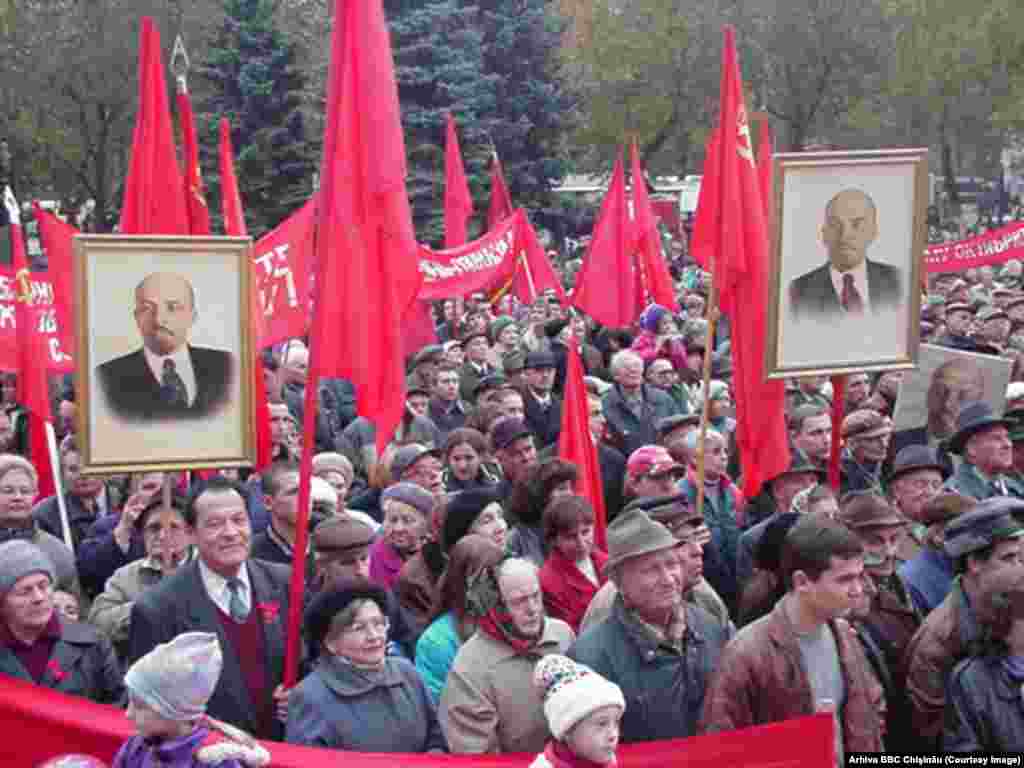 7 noiembrie 2001, miting al PCRM de ziua revoluţiei socialiste