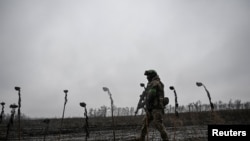 Pripadnik Specijalnog bataljona Nacionalne policije Ukrajine patrolira položajem na liniji fronta blizu Pokrovska u Donjeckoj oblasti 20. novembra.