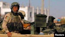 Сотрудник афганских сил безопасности несет службу на улице во время собрания Лойя-джирга.