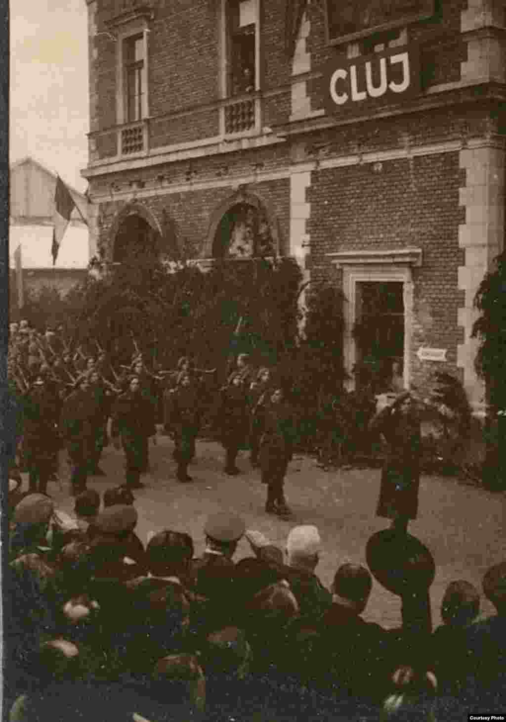 Arhivele Naționale. Cluj, 13 martie 1945. La circa o săptămână de la instalarea guvernului pro-comunist Petru Groza, sovieticii au predat administrarea Transilvaniei de Nord către guvernul de la București. Regele Mihai a participat la ceremoniile organizate cu acest prilej.&nbsp;