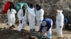 Serbi: Ekspertë të forenzikës nga Kosova, Serbia dhe Bashkimi Evropian duke gërmuar në varrezën masive në Kizhevak të Serbisë, (4 dhjetor 2020). 